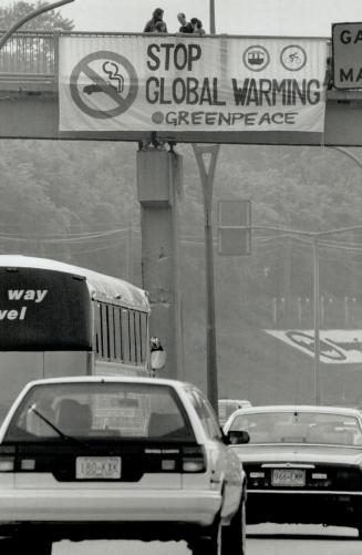 Getting the message, Greenpeace signs against car pollutions greet motorists heading downtown on the Gardiner Expressway today. The environment group (...)