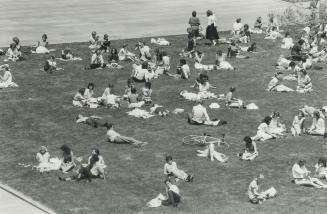 When you're hot, you're hot, Whether it was at the Toronto Dominion Centre, above, or Metro's beaches, many people found the best way to beat the heat(...)