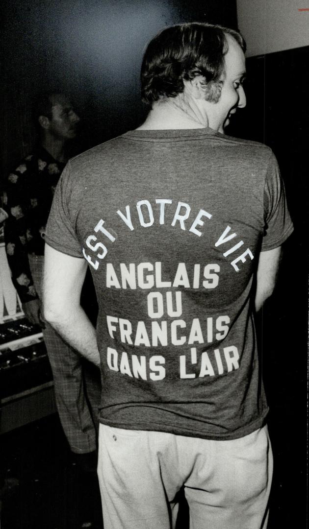 English or French in the skies? The slogan on Air Canada pilot Ryan Dyer's T-shirt pinpoints the issue that has halted almost all commercial air fligh(...)