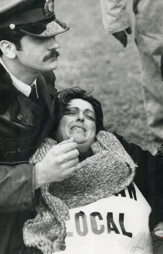 Policeman comforts fainting Antonietta Vevagia