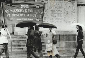 Rain pelts down on museum strikers, Pickets march in the rain outside the Royal Ontario Museum, hit yesterday by its second strike this week when 229 (...)