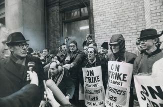 Three cheers were given to opposition Leader Robert Stanfield by pickets outside Consumers' Gas Co