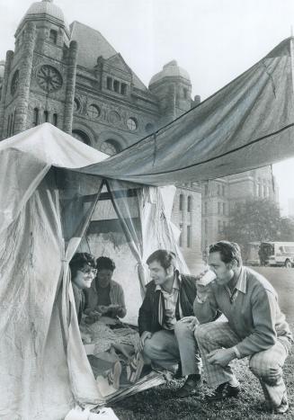 Camping out at Queen's Park, strikers from Toronto Western Hospital say they'll stay there until the provincial government helps them get back the job(...)