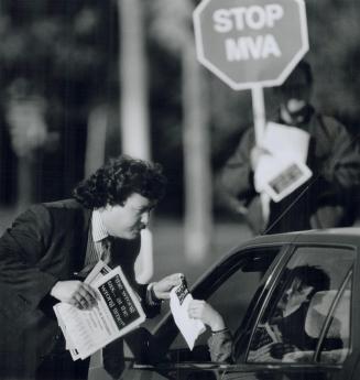 Last-ditch tax protest, Toronto Councillor Steve Eilis slows cars and hands out pamphlets today during a morning rush hour protest against market valu(...)