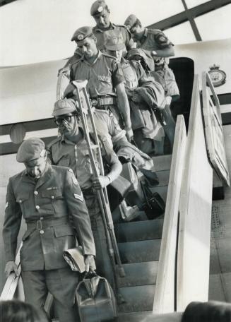 Home from the Middle East, Down the ramp of an RCAF Yukon transport come some of the 234 Canadian members of the United Nations Emergency Force that l(...)