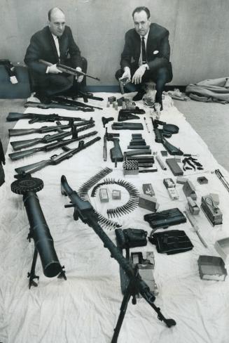 13 Machine-guns seized in raid, Acting on a anonymous tip, police raided a vacant midtown Toron house and seized 13 machine-guns today. The weapons, a(...)