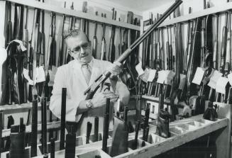 2. Here, he demonstrates a lever-action Marlin. 30 Calibre hunting rifle. In the old bank vaults underneath police headquarters, have seen about 1,000(...)