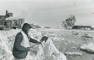 Winding up with a splash, snow removed from Toronto's blizzard-bound streets is dumped into Lake Ontario at the foot of Bathurst St. by a bulldozer an(...)