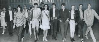 On a corpuscle kick, dozens of barefoot, long-haired Yorkville hippies troop into Moss Park Armoury after Barbara Kelly, Miss Canada 1967, invited the(...)