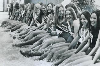 A splash for Miss Canada contestants, Miss Canada contestants get a kick out of splashing their feet in an indoor swimming pool at the airport Holiday(...)