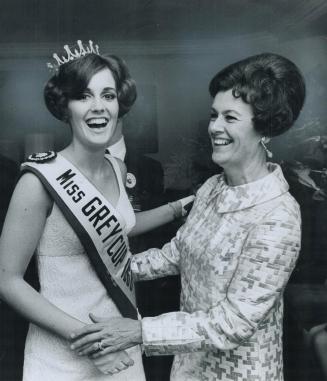 Barbara Casault, who came to Toronto as Miss Edmonton Eskimo and leaves as Miss Grey Cup is shown with her proud mother after the 19-year-old Universi(...)