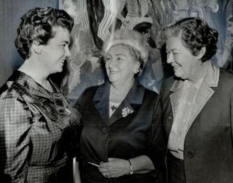 Seanator Josie D. Quart, centre, chats with Dr. Dorothy Ley, left, first vice-president of the Conservative Women's Forum, and Margaret Aitken former (...)