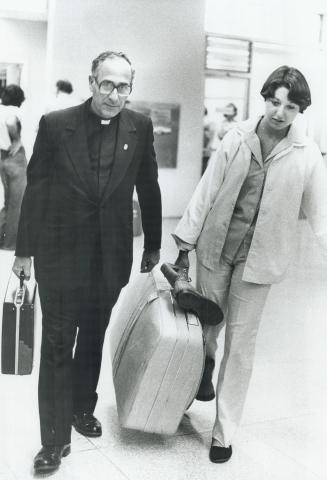 Launa Pillon, 19, of Toronto and Brother Anthony Canterucci sit on their suitcasesafter long flight from Amsterdam after 2 1/2 mission in Tanzania. Th(...)
