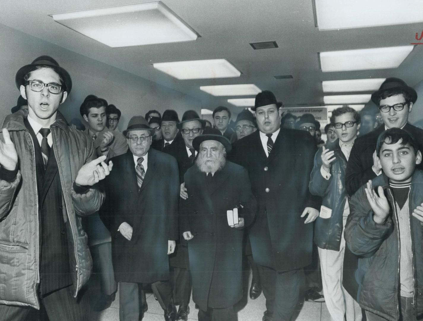 'Rabbi of the Rabbis' is Welcomed to Toronto, Bearded Rabbi Moishe Feinstein (centre), one of world's leading authorities on Jewish religious law, wal(...)