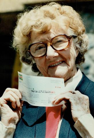 Computer picks 'em for Mrs.Picken, A happy Evelyn Picken displays her cheque for the $1.7 million Lottario jackpot. The North York widow, in her late (...)
