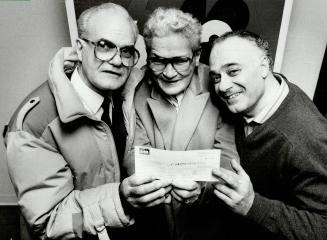 Family shares $1,785,245 jackpot, Gilbert Luppoli (centre), a 54-year-old Scarborough factory worker, is flanked by his brother Victor, 68, of Montrea(...)