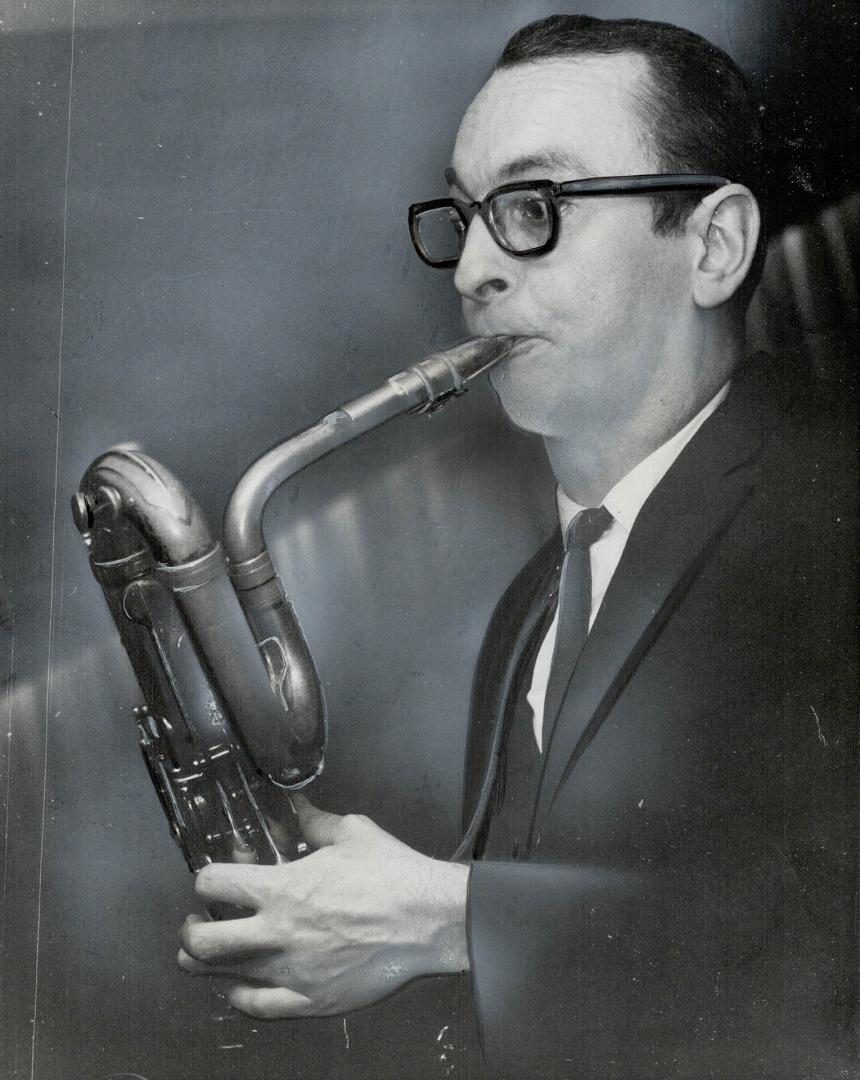 Pepper Adams at the town, Without a pianist, he edited his sound