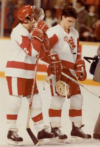 Downcast Gary Roberts (left) and Luc Robitaille of Canada's junior hockey team leave the ice after last night's 4-1 loss to the Soviet team. The victo(...)