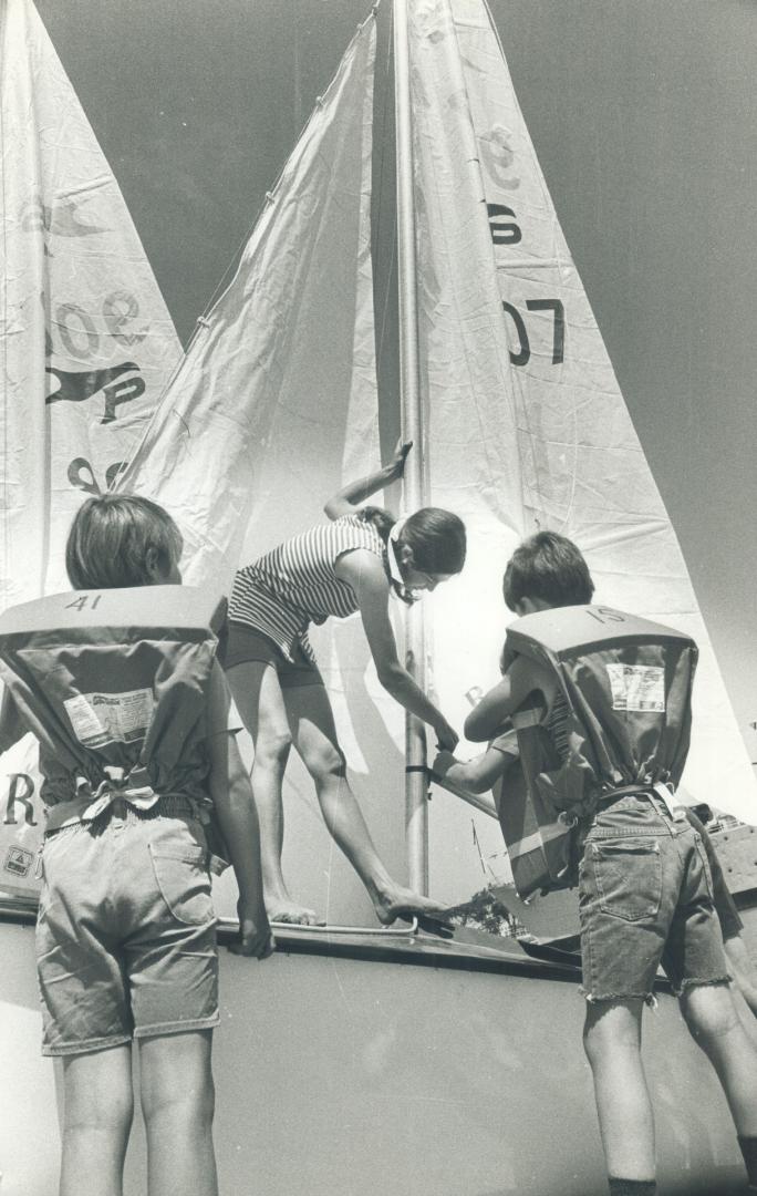 Metro sailors run aground, The crew of the Grayling rock it back and forth as they try to free it after running aground by the dock of the Toronto Sai(...)