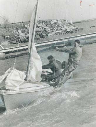 Metro sailors run aground, The crew of the Grayling rock it back and forth as they try to free it after running aground by the dock of the Toronto Sai(...)