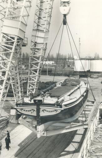 85 years old and still going strong, The May, classic Thames River sailing barge built in 1891 is lowered from Yugoslav ship Ravni Kotar, which carrie(...)