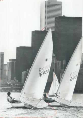 Downtown sailors, Against the backdrop of downtown Toronto, these sailing enthusiasts were not concerned with the harbor's cold waters as they practis(...)