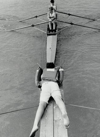 A steadying hand. Teammate helps Jim Gilles, Bill Braxton of Schylkill, B.C. get ready for start of 145 pound junior doubles event. World rowing champ(...)