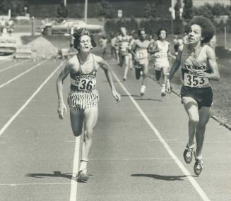 Malcolm Gladwell (353) overtakes Dave Reid (36) en route to winning the midget 1,500 metres age class title