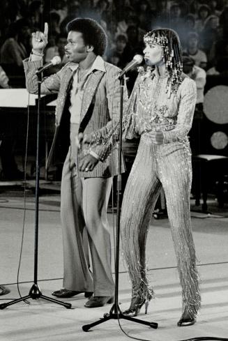 Forum favorites: Peaches and Herb were a big hit at the Fourm in Ontario Place last night, but the show was much too short, reviewer Leslie Scrivener complains