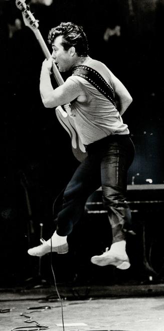 Sha Na Na keeps '50s alive. The touring rock 'n' roll revival show Sha Na Na made its regular pass through town at the Forum in Ontario Place last nig(...)