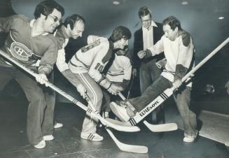 Montreal Canadiens goaie Ken Dryden (second from riht) hams it up with the cast of Les canadiens, from left to right, Jeff Braunstein, Pierre Lenoir, (...)
