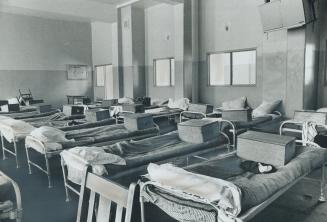 Dormitories in the Guelph correctional Centre have a casual, crowded look, and beds are pulled up rather than made to military standards. Each inmate (...)