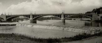 The handsome Lorne bridge that spans the Grand River at Brantford