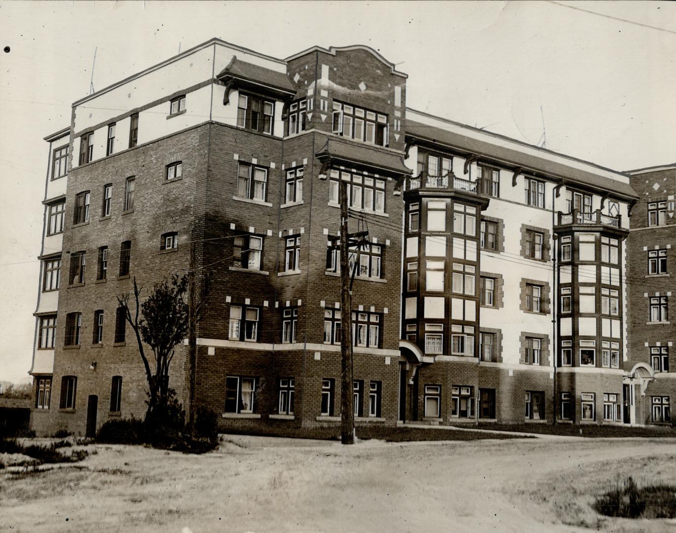 Big apartment building changes hands, Above is a photograph of the Cedar vale Mansions in Forest Hill village, 1577 to 1579 Bathurst street, which has(...)