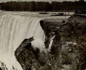 Historic table rock at Niagara Falls being blasted away, A 400-ton section of the historic Table Rock being blasted from the rim of the horseshoe fall(...)
