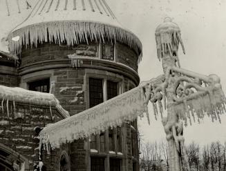 Ice pictureque scene (3) Ice formations on Table Rock house at the horseshoe falls on the Canadian side make a