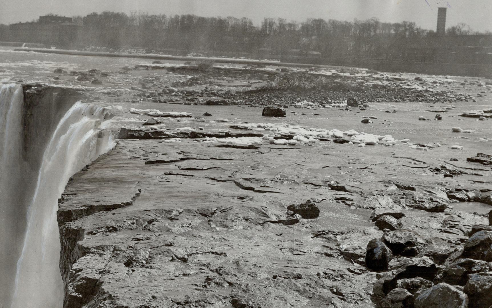 Ice blockade at the head of the Niagara river at Fort Erie has reduced the level of water at Niagara Falls to an all-time low. Directly above the Hors(...)