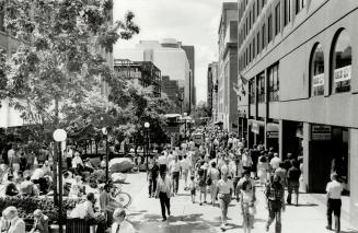 Summer shoppers throng the Sparks St