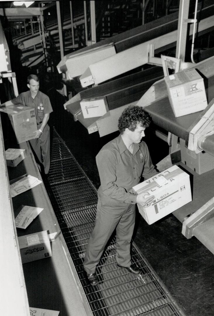 Getting it all sorted out. United Parcel Service opens its $30 million Ontario hub in Vaughan today. The plant can handle up to 20,000 parcels an hour(...)