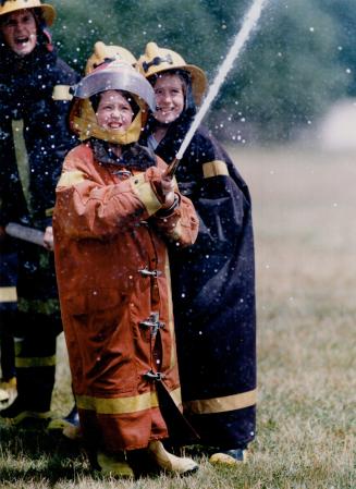 Nicole Sergeant (L), Laura Fiddes (R)