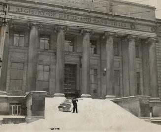 Lone workman has huge task in clearing snow from steps of York County registry office as Toronto struggled to dig out from under drifting snow which blanketed city