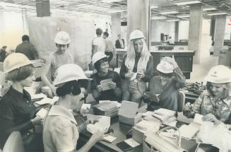 A new look in banking - - hard hats and coveralls, When the Bank of Montreal opened its new branch at College and Beverley Sts. yesterday, on the edge(...)