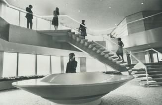 Spaceship Reception. Wittington Tower, the new St. Clair-Yonge headquarters of George Weston Ltd. is winning plaudits for architectural design and dec(...)