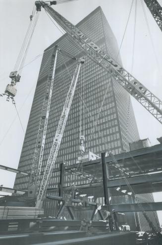 Kangaroo construction method on the Toronto-Dominion Centre's 46-storey second tower sees derricks playing at leapfrog as they jump around in seven-ho(...)