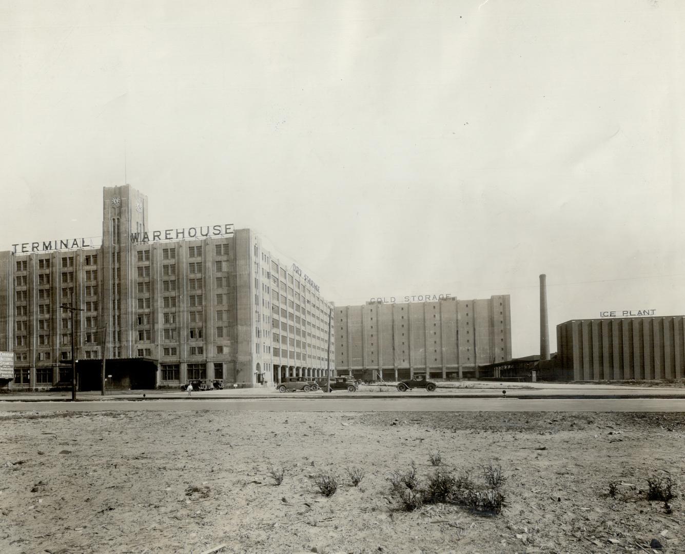 Rail and harbor terminal, Hailed at the outset as a potential white elephant by business men this fine modern storage warehouse on Toronto's harbor fr(...)