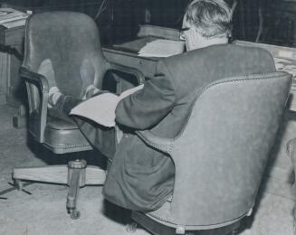 Mimico Mayor Griggs relaxes in stocking feet as Marathon Metro session droned on, After 11 1/2 hours, council passed it 1962 operating budget of $94,000,000
