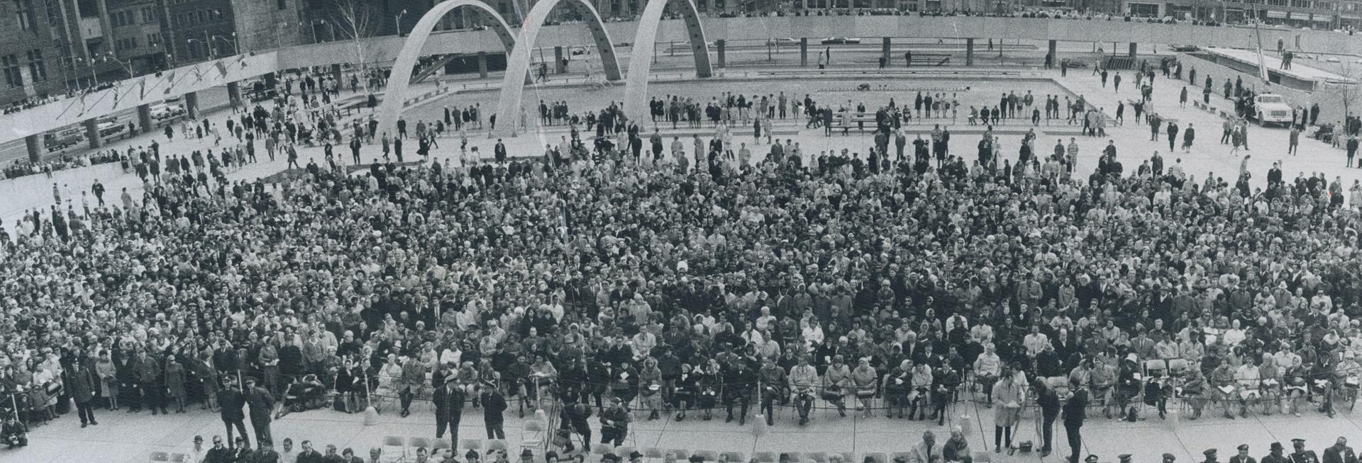A throng of mourners estimated at 20,000 - school-childen, businessmen, pensioners, housewives, unionists, civil rights leaders and civic officials - (...)