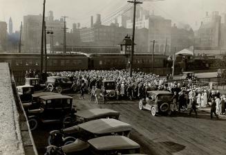 Showing Bay Street Level Crossing on the 11th July 1924, and the crowd from the Island Ferry waiting to cross to street cars at Front Street