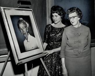 Portrait of former teacher. Mrs. B. E. Lanning, left, and Miss Grace Paterson admire portrait of former Western Hospital nursing director, Gwaldwen Jo(...)