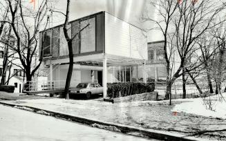 Glass home is traffic stopper. Two glass boxes on stilts is one description of the home Mary and Lawrence Wolf built in Rosedale. Architect Barton Mye(...)